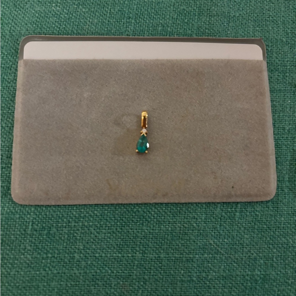 18K Gold and Natural Emerald Pendant from Aruba
